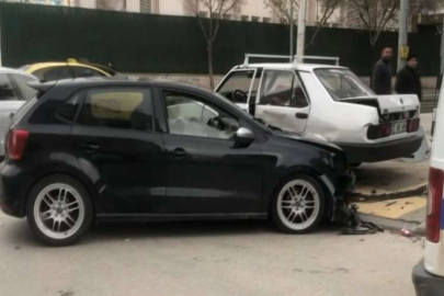 Bir saat önce devrini aldıkları araçla kaza yaptılar