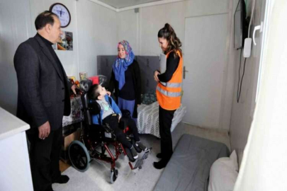Gaziantep’te engelli depremzedelere medikal malzeme dağıtılıyor