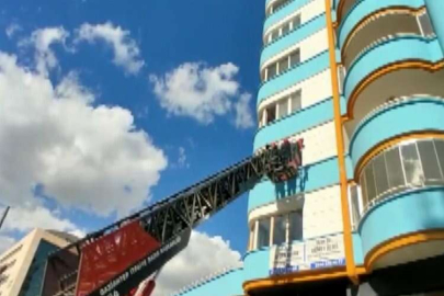 Ağır hasarlı binaya giren kediyi itfaiye ekipleri kurtardı