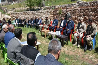 Köylüye devletin şefkat elini her daim hissettiren Vali Hacıbektaşoğlu, köy sakinleriyle bir araya geldi