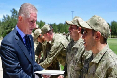 Bir günlüğüne asker oldular