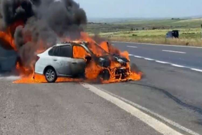 Seyir halinde bulunan otomobil alev topuna döndü