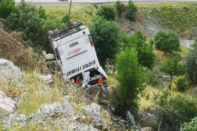 Otobüs şarampole yuvarlandı: 2 yaralı