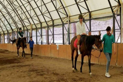 Gaziantep’teki afetzede gençlere atla terapi hizmeti