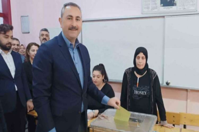 Eski Adalet Bakanı Gül, oyunu Gaziantep’te kullandı