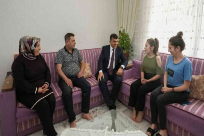 Sınava girecek öğrencilere hediye verdi