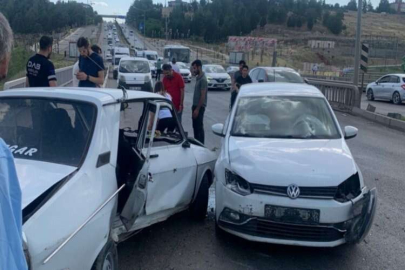 İki otomobil çarpıştı: 4 yaralı