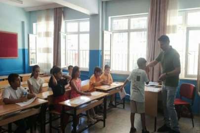 Depremzede öğrenciler karnelerini alırken öğretmenlerinin elini öptü