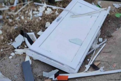 Şiddetli rüzgar konteyneri uçurdu