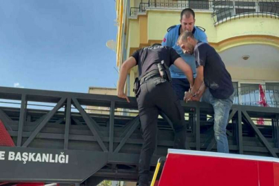 Hırsızlar bu sefer baltayı taşa vurdu: Kaçarken klimanın demirine asılı kaldılar