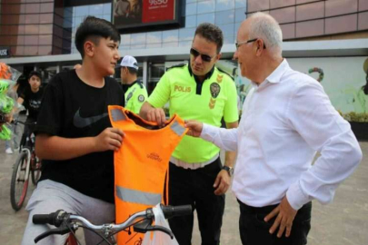 Gaziantep’te bisiklet ve scooter sürücülerine reflektörlü yelek dağıtıldı