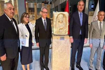 Zeugma kökenli mezar steli, düzenlenen törenle Türkiye’ye iade edildi
