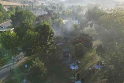 Sıcaktan bunalanlar parklarda serinliyor