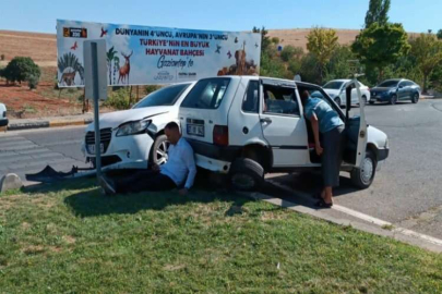 Otomobiller kavşakta çarpışıp, refüje çıktı: 2 yaralı