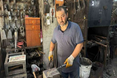 Bunaltıcı sıcağa rağmen mesleğini yaşatmaya devam ediyor