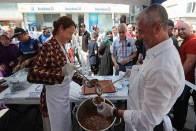 Tahmazoğlu, vatandaşlara aşure ikramında bulundu