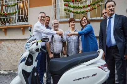 Şahin, motorları çalınan engelli çiftte yenisini hediye etti