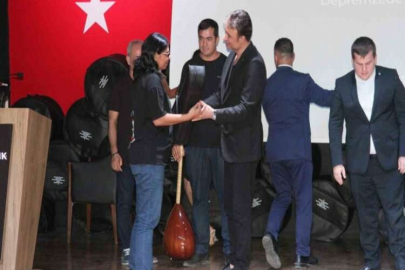Gaziantep’te depremzede müzisyenlere enstrüman dağıtıldı