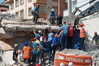 Hasarlı bina kepçe operatörünün üzerine yıkıldı