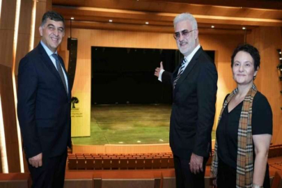 Tamer Karadağlı D.T. Şehitkamil Sahnesi ve Şehitkamil Sanat Merkezi’ne hayran kaldı