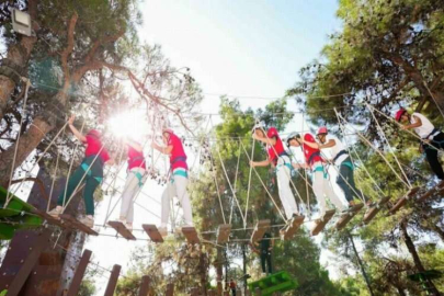 Macera parkurlarında eğlenceli ve adrenalin dolu anlar yaşadılar