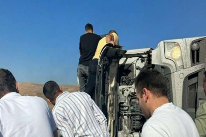Freni boşalan kamyon bariyerlere çarptı: 2 yaralı