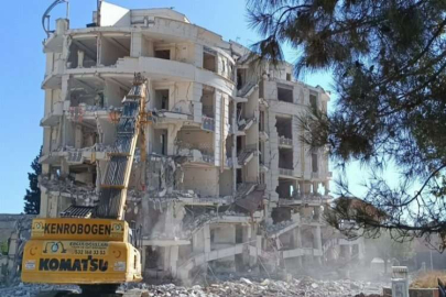 Beyaz Saray Apartmanı kepçe ile yıkılmaya başlandı