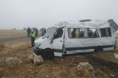 Cenazeye gidenleri taşıyan minibüs devrildi: 2’si ağır 18 yaralı