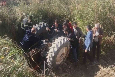 Devrilen traktörün altında kalan sürücü ağır yaralandı