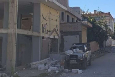 Gaziantep’te ağır hasarlı binanın duvarı aracın üzerine çöktü