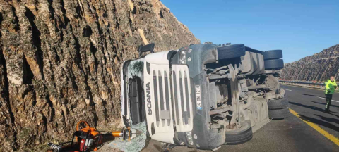 Şanlıurfa’da devrilen tırın sürücüsü öldü
