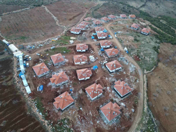 Kilis’te depremzedeler için yapılan köy evlerinin inşası sürüyor