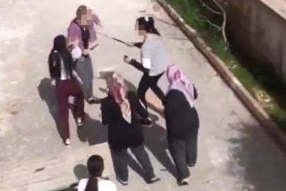 Kadınların bıçaklı sopalı kavgası kameraya yansıdı