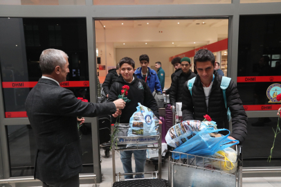 Umre'den dönen öğrencilere coşkulu karşılama