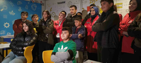 Selçuk Bayraktar’dan yıl dönümünde deprem bölgesine ziyaret