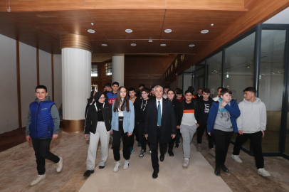 TAHMAZOĞLU GENÇLERLE BİRLİKTE MİLLET KÜTÜPHANESİNİ GEZDİ