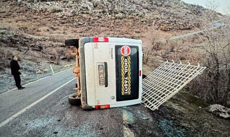 Siirt’te minibüs devrildi: 11 yaralı