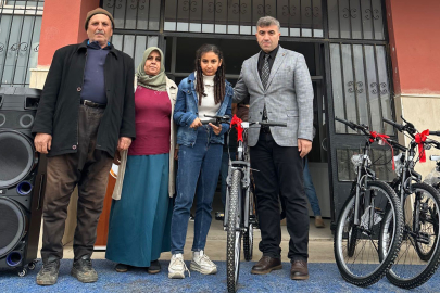 Köy okulu öğretmenlerinden örnek davranış