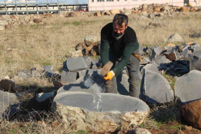 9 çocuk okutan baba, ekmeğini taştan çıkartıyor