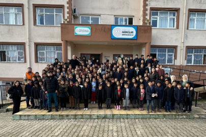 Köy okulu öğrencilerine mont yardımı