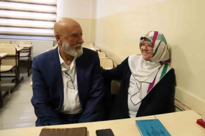 Emekli çiftin İngilizce tutkusu "öğrenmenin yaşı yok’ dedirtiyor