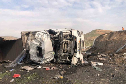 Şırnak’ta devrilen tırın sürücüsü yaralandı