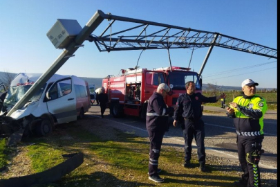 Kontrolden çıkan işçi servisi direğe çarptı: 16 yaralı