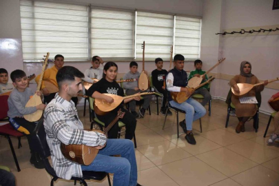 Şahinbey tesislerinde bağlama çalmayı öğreniyorlar
