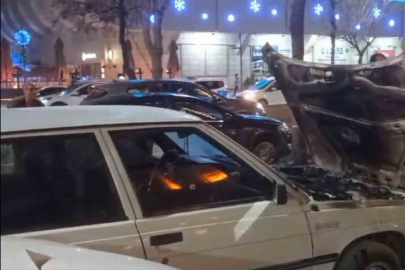 Seyir halindeki otomobil alev aldı