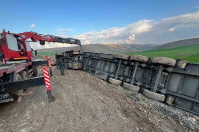 Siirt’te güneş paneli taşıyan tır devrildi: 1 yaralı
