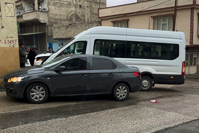 İşçi servisi ile otomobil çarpıştı: 3 yaralı