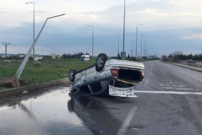 Sanayi kavşağında çarpışan iki araçtan biri takla attı: 2 yaralı