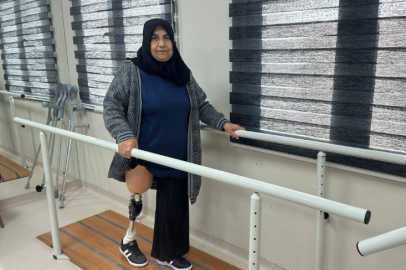 Enkazda eşini ve sağ bacağını kaybeden kadın protezine kavuştu