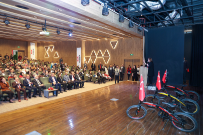 Büyükşehir, sanat ve spor yarışmalarında derece alan öğrencilere bisiklet hediye etti